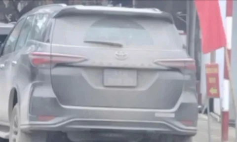 Ô tô biển xanh phủ bùn đất, dừng đỗ sai quy định, tài xế bị phạt 900 nghìn đồng