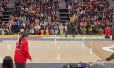 Đang viral màn xin lỗi độc lạ của VĐV Nhật Bản sau sự cố ném bóng trúng cô bé ngoài đường biên