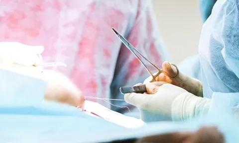 Ung thư có nên phẫu thuật không? Chuyên gia đính chính sai lầm về dao kéo