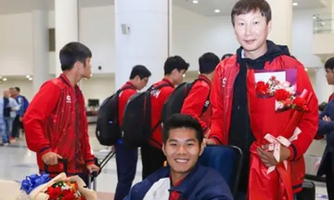 Khoảnh khắc HLV Kim Sang Sik đẩy xe lăn cho Hiểu Minh gây xúc động