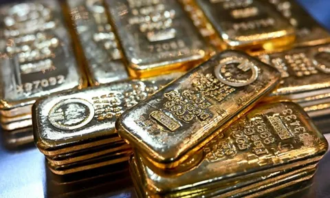 Vàng bật tăng sau cú lao dốc chưa từng có trong hơn 1 thập kỷ, hàng loạt chuyên gia lên tiếng: Vàng chưa thấy đỉnh, có thể còn vọt lên 6.200 USD/ounce