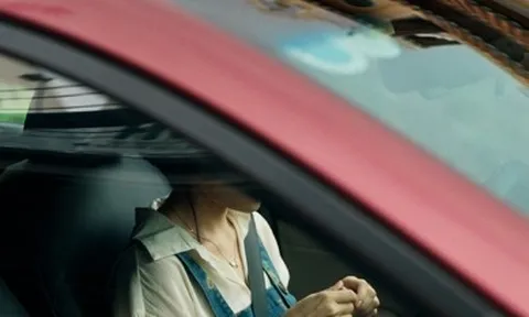 Cô gái bí ẩn xuất hiện bên Mai Tài Phến là ai?