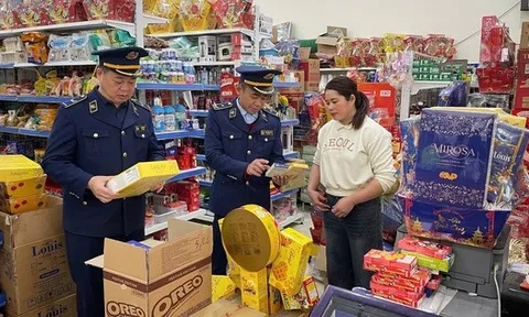 Kiểm soát chặt thực phẩm từ chợ, quán ăn đến bán online dịp Tết