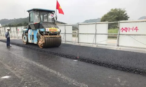 Bắt đầu thảm nhựa mặt đường cao tốc Nội Bài - Lào Cai mở rộng