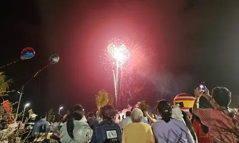 Mãn nhãn với màn bắn pháo hoa tại đô thị lấn biển Cần Giờ