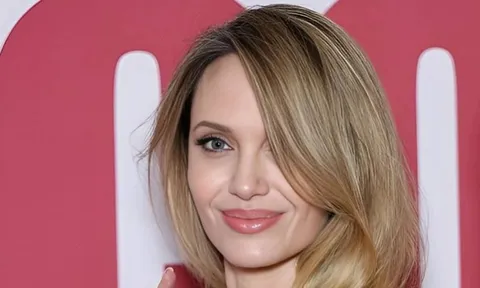 Angelina Jolie diện mốt không nội y