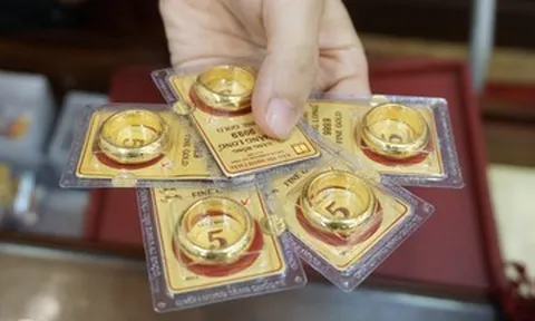 Dòng người chen mua vàng ngày Vía Thần Tài, đến giờ lãi được bao nhiêu?