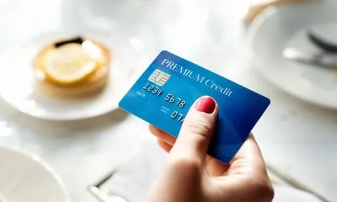 Thẻ ngân hàng đã khóa nhưng vì sao vẫn bị trừ tiền?