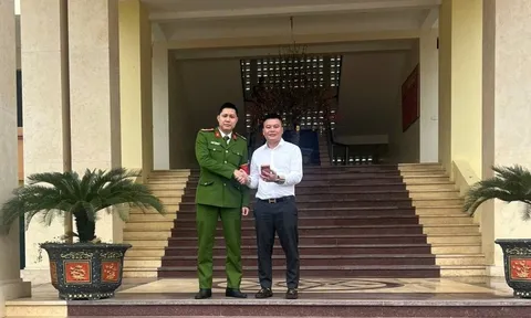 Tài khoản đột ngột có giao dịch 100 triệu đồng vào đúng 3 giờ chiều: Công an xã truy tìm thanh niên SN 2004