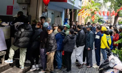 Xếp hàng cả trăm mét mua nem chua ở Hà Nội: Người phải chờ 50 khách, kẻ được "chen hàng" nhờ tấm thẻ đặc biệt