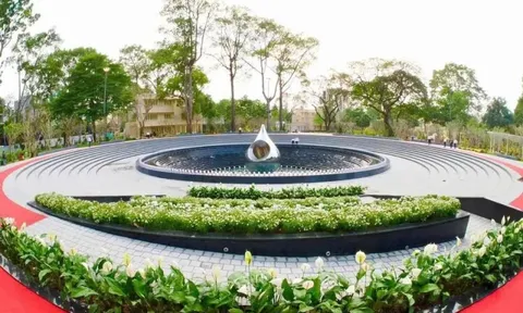 Tận thấy tượng đài Giọt Nước trong Công viên tưởng niệm nạn nhân COVID-19