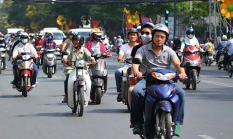 Cảnh sát giao thông địa phương cảnh báo nóng với người đi xe máy