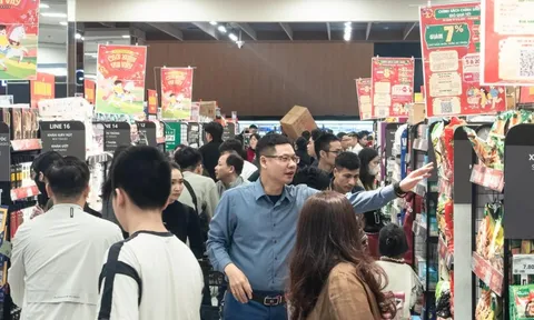 Người dân ùn ùn mua sắm Tết, siêu thị ở Hà Nội 'không lối thoát'