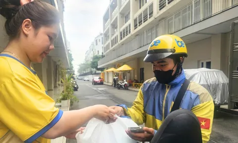 Tài xế xe công nghệ "đếm tiền mỏi tay" những ngày cận Tết