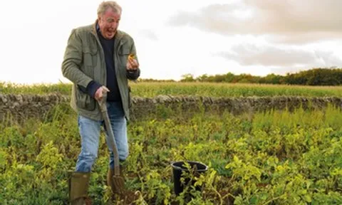 Triệu phú 65 tuổi lái Lamborghini đi cày ruộng khiến thế giới nhìn lại nghề nông