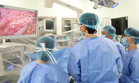 Đang về quê đón Tết, nhiều y, bác sĩ quay lại viện vì ca ghép gan