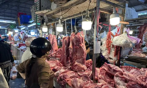 Giá thịt heo bật tăng lên 300.000 đồng/kg