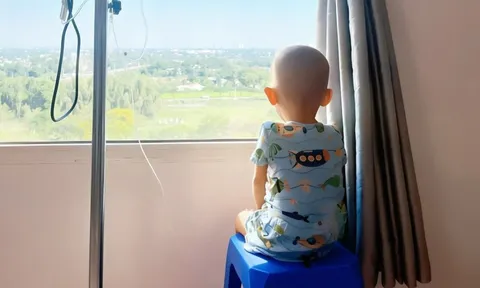 Bức ảnh gây xúc động mạnh ngày Tết tại một bệnh viện nhi: Nơi người lớn học cách mạnh mẽ từ những đứa trẻ