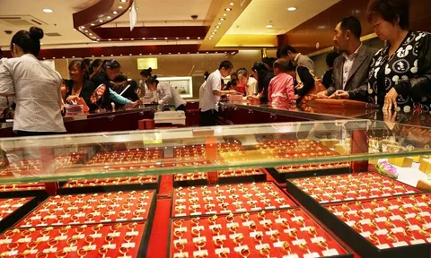 Phát hiện khách mua 300g vàng trị giá 1,1 tỷ đồng lại đựng trong túi trà sữa, cửa hàng lập tức báo công an vào cuộc điều tra