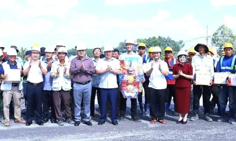 Chủ tịch UBND tỉnh Đồng Nai chúc tết công nhân thi công đường cao tốc Biên Hòa - Vũng Tàu