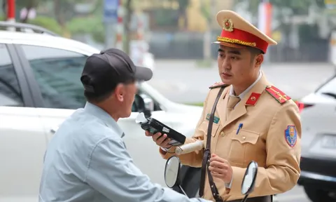 CSGT Hà Nội kiểm tra nồng độ cồn mùng 1 Tết, nhiều tài xế bị xử phạt