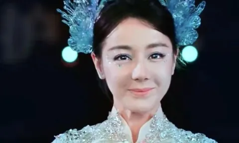 260 triệu người chê Địch Lệ Nhiệt Ba trang điểm xấu