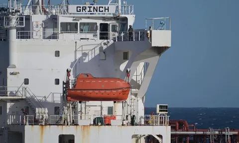 Nhận hàng triệu USD, quốc gia EU 'thả tự do' cho tàu dầu Nga sau khi truy đuổi