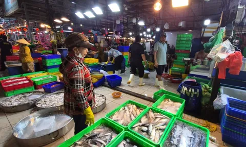 Chợ 29 Tết: Hàng về ít lại, nhiều nơi bán đến 20 giờ