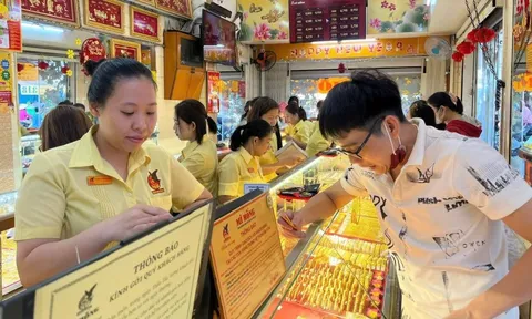 Ngay Tết, hàng loạt cửa hàng vàng ra thông báo nóng