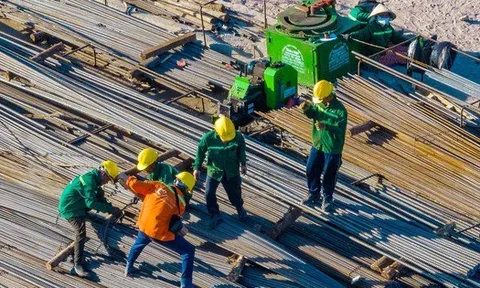 Công nhân bám công trường trọng điểm, làm việc xuyên Tết Bính Ngọ 2026