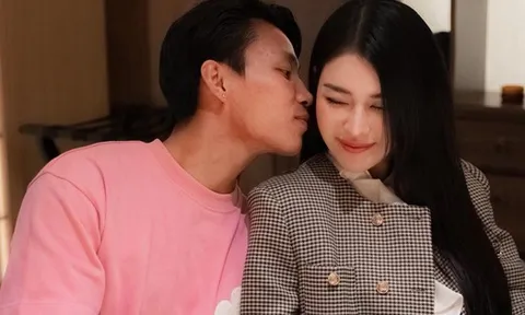 Văn Thanh đưa "chị đẹp" sexy nhất làng bóng đá về quê ra mắt dịp Tết