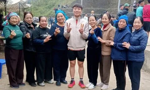 Đặng Thị Hồng bất ngờ tái xuất bóng chuyền, NHM vây quanh