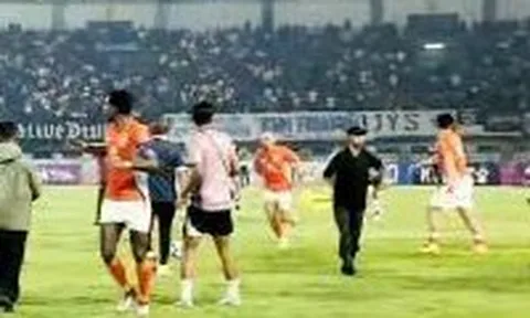 CĐV Indonesia tràn xuống sân, rượt cầu thủ Ratchaburi của Thái Lan