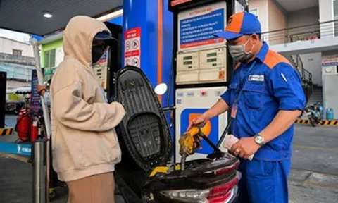Giá xăng quay đầu giảm, dầu tăng ngay đầu năm mới