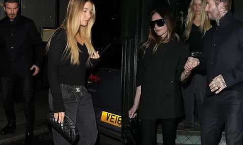 Beckham tình tứ nắm tay Victoria, tiểu thư Harper khoe visual sáng bừng trong buổi tiệc xa hoa nhưng Brooklyn "không có cửa" xuất hiện