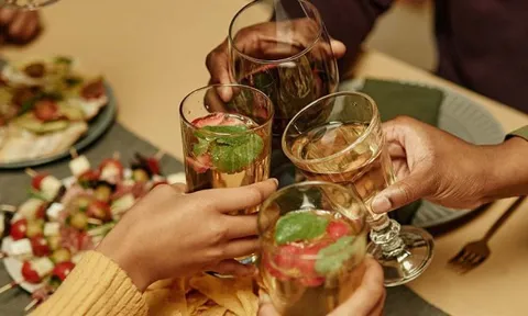 Tăng mạnh số ca viêm tụy cấp dịp Tết: Bác sĩ nói thẳng '60% là do loại đồ uống này gây ra'