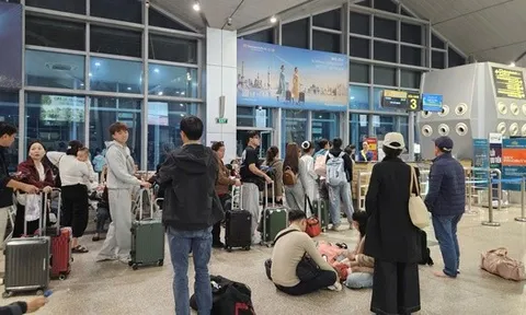 Khách bay đêm qua sân bay Tân Sơn Nhất chật kín, giá cước xe công nghệ tăng vọt