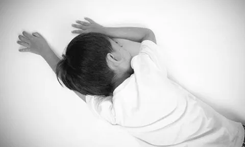 Bé trai 4 tuổi tử vong sau khi uống thứ nước "vạn người mê", camera giám sát ghi lại cảnh tượng đau lòng