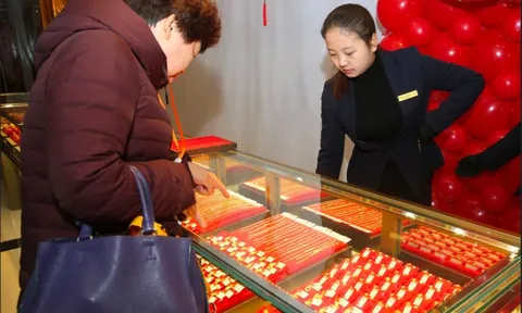 Thấy cụ ông bế cháu nhỏ, cầm gần 1 tỷ đồng mua vàng không hỏi giá, nhân viên trì hoãn giao dịch: Cảnh sát lập tức có mặt điều tra