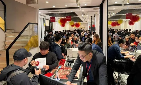 Giá vàng hôm nay 26/2 tăng rất mạnh, dòng người xếp hàng kỷ lục!