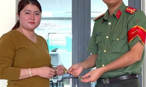 Nhặt được 7 chỉ vàng, người phụ nữ mang ngay ra tiệm vàng gần nhà: Công an xã được báo tin, lập tức vào cuộc truy tìm