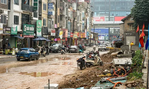 Dự án đường 400 tỷ ở Hà Nội ngổn ngang sau Tết, dân lội bùn, bắc ván vào nhà