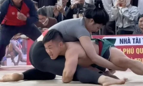 Xem đấu vật hội làng kịch tính: "Quỷ lùn" Đào Hồng Sơn chật vật đấu hotgirl Anh Thơ