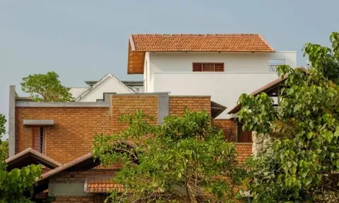 Không gian chữa lành cho gia đình trẻ với gạch mộc và ánh sáng tự nhiên