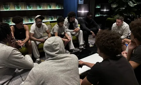 Bom nổ, tên lửa bay trên đầu khiến đội bóng hoảng loạn bỏ dở trận đấu