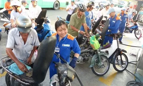 Giá xăng tăng mạnh gần 1.000 đồng/lít