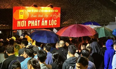 Hàng ngàn người "đội mưa" xuyên đêm chờ xin ấn đền Trần