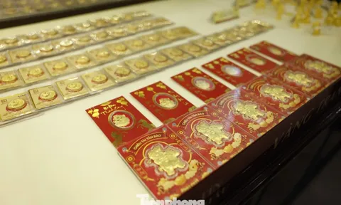 Giá vàng tiếp đà giảm mạnh