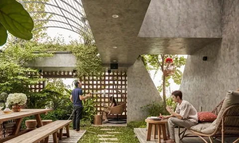 Ngôi nhà hướng Tây với 'lớp áo' bao bọc bằng gạch đỏ