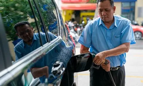 Giá xăng dầu tăng mạnh: RON95 vượt 22.000 đồng/lít, có loại tăng hơn 7.000 đồng/lít